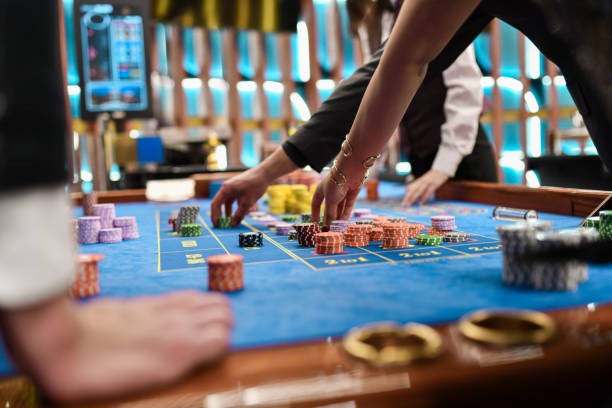 satuslots live roulette table broadcast showing dealer and physical wheel